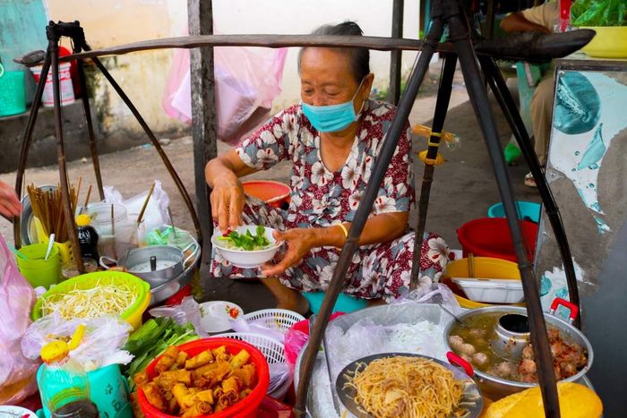 Gánh bánh tằm đã tồn tại suốt 20 năm tại Tân Châu, mang theo hương vị của quãng thời gian