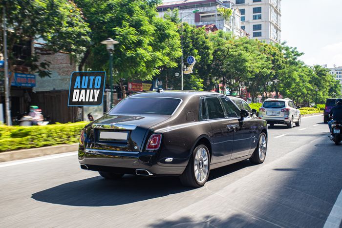 Phát hiện chiếc Rolls-Royce Phantom VIII màu nâu độc đáo tại Việt Nam của đại gia Hà Nội rolls-royce-phantom-viii-mau-nau-Mytour-12.JPG