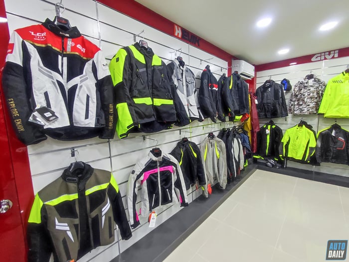 Mua phụ kiện xe máy GIVI chính hãng ở đâu tại quận 7, TP.HCM? GIVI Flagship Store (1).jpg