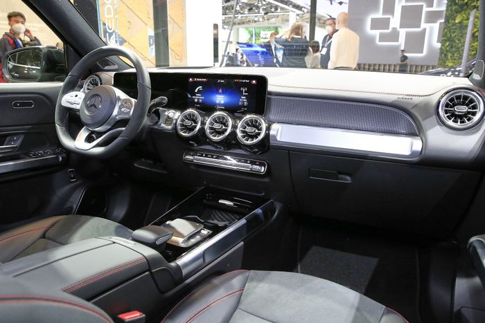 Mercedes EQB 2022 - SUV Chạy Điện Giá Từ 54.500 USD, Thách Thức Tesla Model Y
