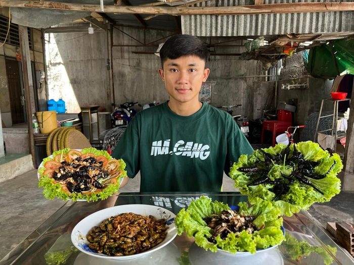 Món ăn bọ rầy Bảy Núi luôn gây ấn tượng mạnh mẽ, khiến bạn muốn thử ngay lập tức.