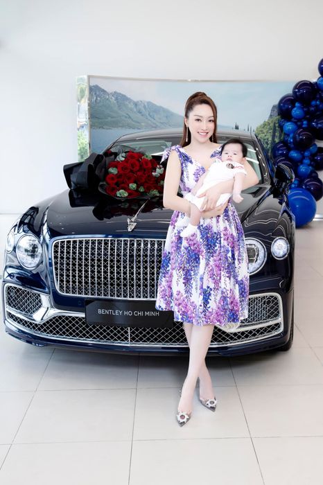 Nam diễn viên Chi Bảo mua chiếc xe Bentley Flying Spur V8 để tặng vợ, ảnh: bentley.jpg