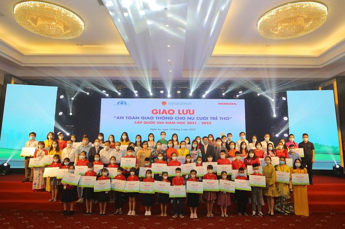 Lễ trao giải “An toàn giao thông cho nụ cười trẻ thơ” năm 2021-2022 được ghi lại trong bức ảnh kỷ niệm cùng các học sinh và giáo viên xuất sắc.