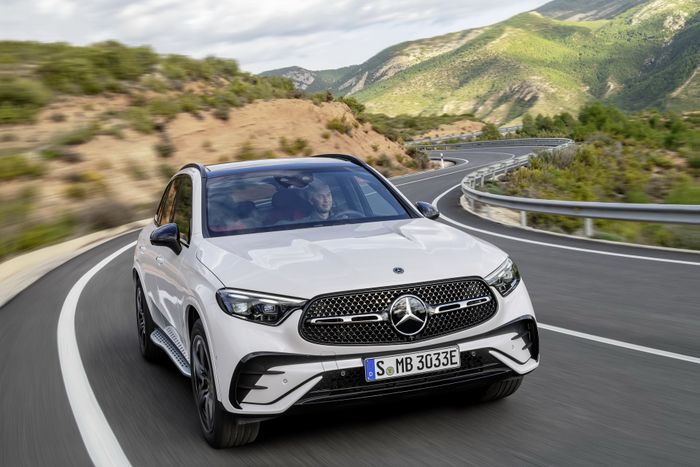 Đánh giá chi tiết về hệ thống truyền động của Mercedes GLC 2023 tại châu Âu, phiên bản Diesel PHEV tiêu thụ chỉ 0,5L/100 km 2023-mercedes-benz-glc-11.jpg