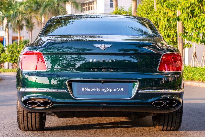 Cận cảnh chiếc Bentley Flying Spur V8 2022 màu xanh Viridian độc đáo tại Việt Nam (Hình 7)