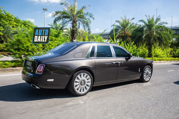 Phát hiện Rolls-Royce Phantom VIII màu nâu độc đáo tại Việt Nam của đại gia Hà Nội rolls-royce-phantom-viii-mau-nau-Mytour-6.JPG