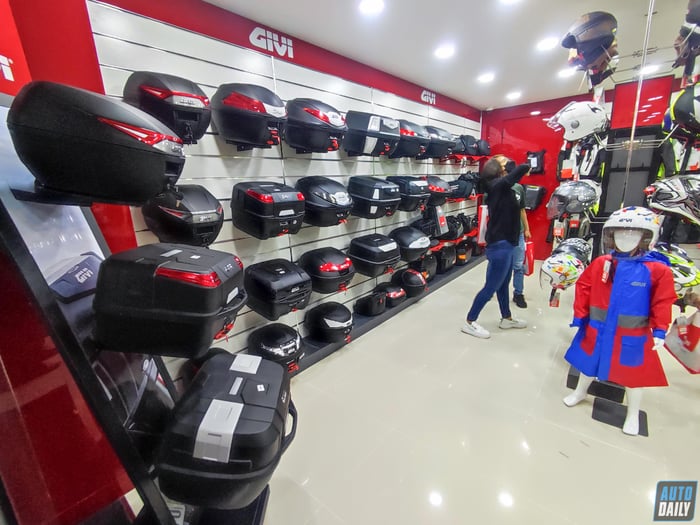 Mua phụ kiện xe máy GIVI chính hãng ở đâu tại quận 7, TP.HCM? GIVI Flagship Store (5).jpg