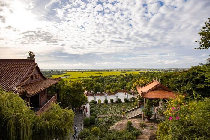 Chùa Hang, không gian linh thiêng bên chân Núi Sam Châu Đốc 7