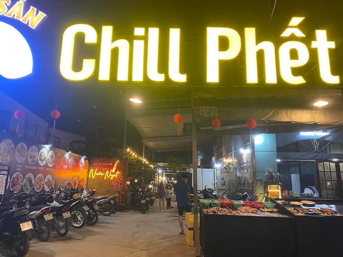 Ghé Chill Phết Quán Long Xuyên để thưởng thức menu hải sản đa dạng và hấp dẫn