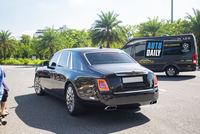 Phát hiện Rolls-Royce Phantom VIII màu nâu độc đáo tại Việt Nam của đại gia Hà Nội rolls-royce-phantom-viii-mau-nau-Mytour-10.JPG