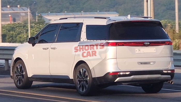 Kia Carnival Hybrid xuất hiện trên đường thử nghiệm