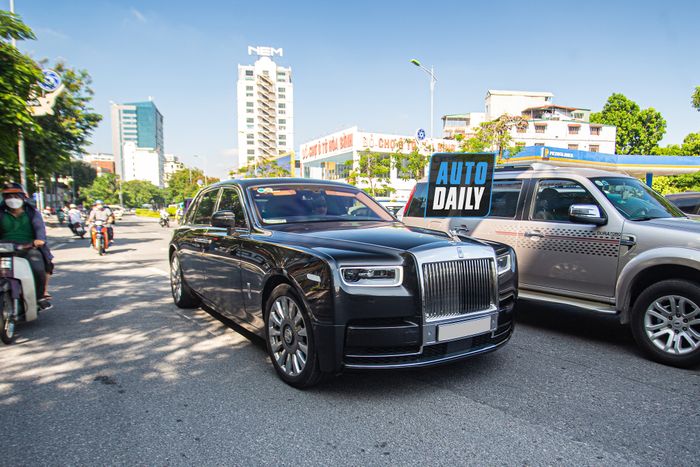 Phát hiện Rolls-Royce Phantom VIII màu nâu độc đáo tại Việt Nam của đại gia Hà Nội rolls-royce-phantom-viii-mau-nau-Mytour-2.JPG