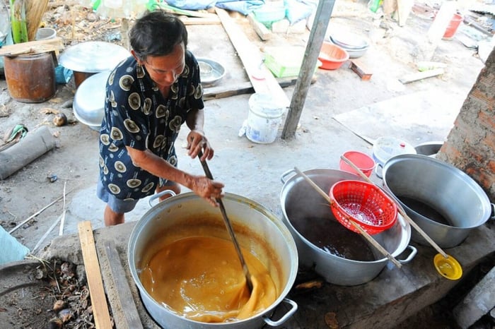 Đường thốt nốt, đặc sản ngọt ngào của An Giang, khiến lòng người say mê. Nước thốt nốt đang được đảo đều để chuyển thành đường.