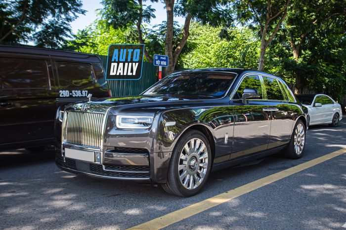 Phát hiện Rolls-Royce Phantom VIII màu nâu độc đáo tại Việt Nam của đại gia Hà Nội rolls-royce-phantom-viii-mau-nau-Mytour-11.JPG