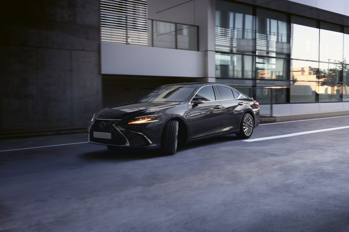 Lexus ES 2023 chính thức ra mắt, cập nhật công nghệ lexus-es-upgraded-for-the-2023-model-year-sports-sedan-becomes-smarter-6.jpg