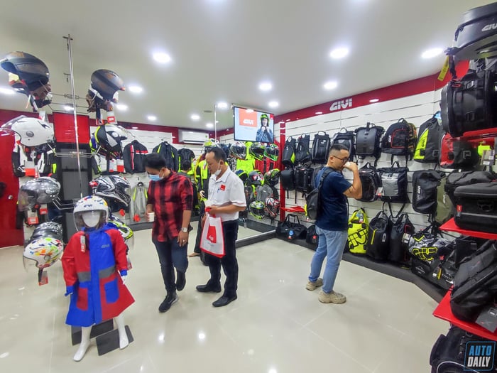 Mua phụ kiện xe máy GIVI chính hãng ở đâu tại quận 7, TP.HCM? GIVI Flagship Store (4).jpg