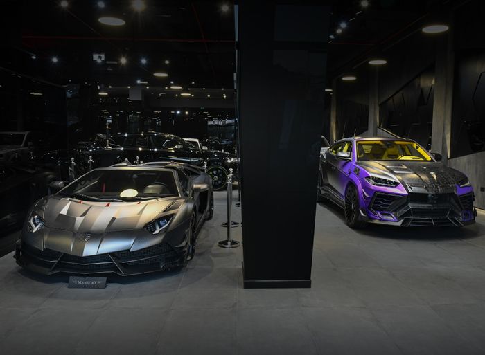 Mansory ra mắt ba phiên bản độ đặc biệt của Cullinan, Urus và G-Class - hình ảnh mansory-new-showroom-in-dubai-17.jpg