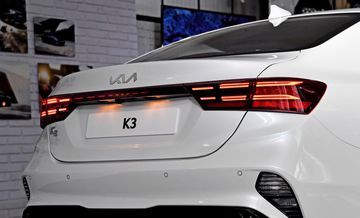 Đèn hậu của Kia Cerato 2022 nổi bật với các họa tiết gạch nối đặc sắc