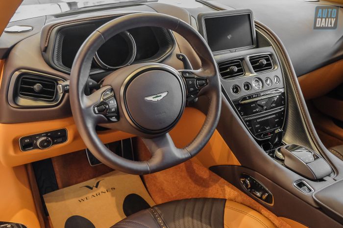 Khám phá chi tiết về Aston Martin DB11 V8 với giá bán vượt qua 17 tỷ đồng tại Việt Nam trong hình ảnh Aston Martin DB11 (5).jpg