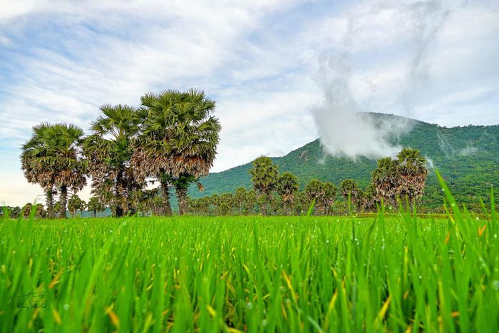 Núi Cấm vẫn toát lên vẻ đẹp hiền hòa ngay cả khi trời mưa bão