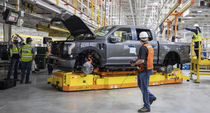 Với sự quan tâm lớn, Ford đã quyết định tăng gấp đôi sản lượng cho F-150 Lightning 2022-ford-f-150-lightning-preproduction-3.webp