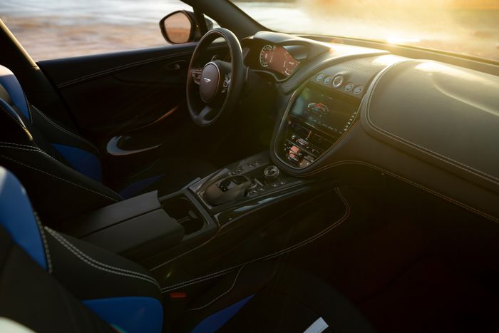 Aston Martin DBX707 2023 ra mắt: Siêu xe đa dụng hạng sang mạnh nhất thế giới, có giá từ 232.000 USD