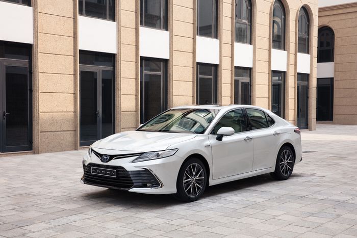 Thông tin chi tiết về phiên bản Toyota Camry 2022 Hybrid có giá 1,441 tỷ đồng và hình ảnh của mẫu xe.