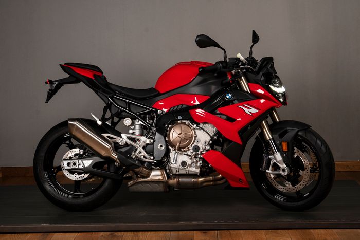 BMW S 1000 R hoàn toàn mới ra mắt tại Việt Nam, có giá từ 669 triệu đồng (Ảnh: s-1000-r-race.jpeg)