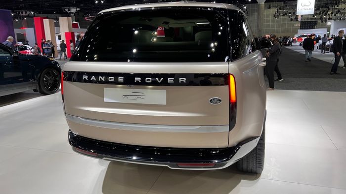 Khám phá Range Rover 2022 tại LA Auto Show 2021: Biểu tượng SUV hạng sang all-new-2022-range-rover-visits-la-auto-show-to-entice-its-target-audience-3.jpg