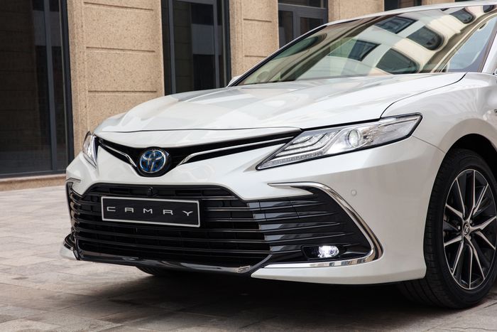 Thông tin chi tiết về phiên bản Toyota Camry 2022 Hybrid có giá 1,441 tỷ đồng và hình ảnh của mẫu xe.