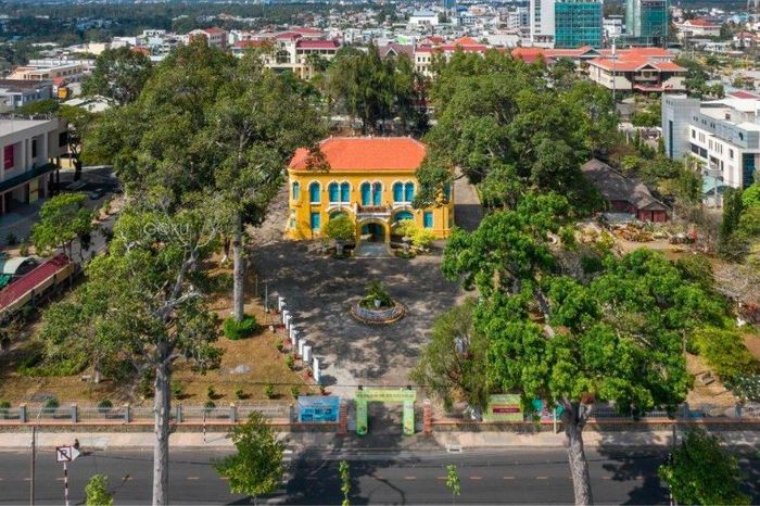 Thăm Bảo tàng Bến Tre để khám phá lịch sử và văn hóa của xứ dừa