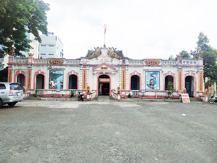 Đình An Hội Bến Tre, với hơn một thế kỷ lịch sử, đã chứng kiến nhiều biến cố và thăng trầm của thời gian, chắc chắn sẽ là điểm đến không thể bỏ qua khi bạn ghé thăm Bến Tre. Truyền thuyết kể rằng từ năm 1846, đình An Hội đã được sắc phong và trở thành nơi thờ cúng các vị thần linh. Người sáng lập ngôi đình, ông Huỳnh Văn Sắc, là một quan chức được triều đình cử đến khu vực này để quản lý và đã lập ra ngôi đình nhỏ này cho người dân thờ cúng và cầu nguyện.