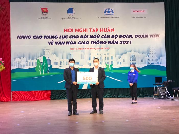 Tặng mũ bảo hiểm 'Honda cùng vươn xa' 2021: 500 mũ bảo hiểm đã được trao cho thanh niên Thái Nguyên.