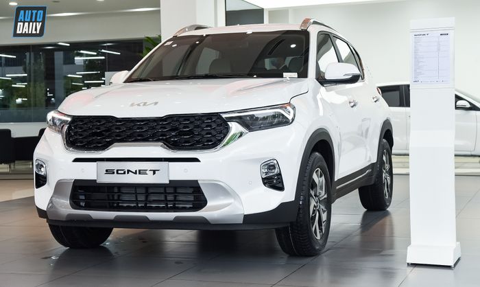 So sánh giá lăn bánh của Toyota Raize và Kia Sonet tại Việt Nam. Chi tiết về Kia Sonet 2021 có giá từ 499 triệu tại các đại lý, cùng với cuộc đối đầu với Toyota Raize.