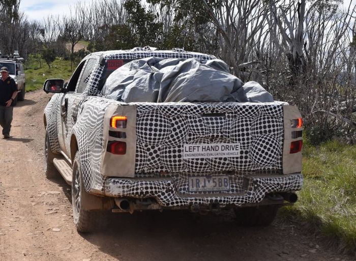 Ford Everest và Ranger Raptor 2022 đã xuất hiện trên đường thử.