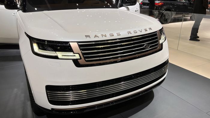 Chiêm ngưỡng Range Rover 2022 tại LA Auto Show 2021: Biểu tượng SUV cao cấp all-new-2022-range-rover-visits-la-auto-show-to-entice-its-target-audience-4.jpg