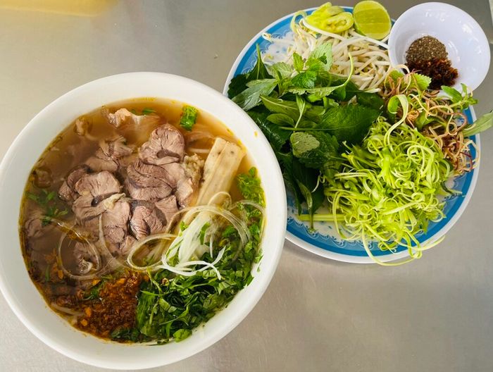 Bún bò Vũ Khánh vẫn thu hút khách bằng hương vị truyền thống, mặc dù đã trải qua nhiều năm.