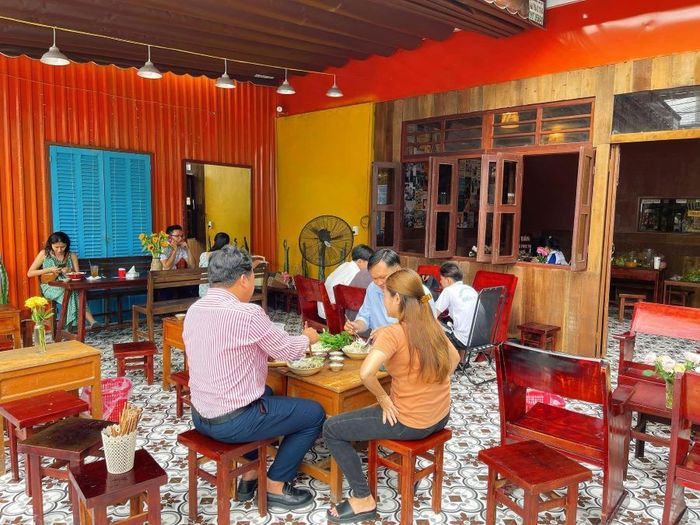 Quán Bổn Tiệm nổi tiếng với hương vị thơm ngon của món bún quậy, làm cho bạn không thể quên.
