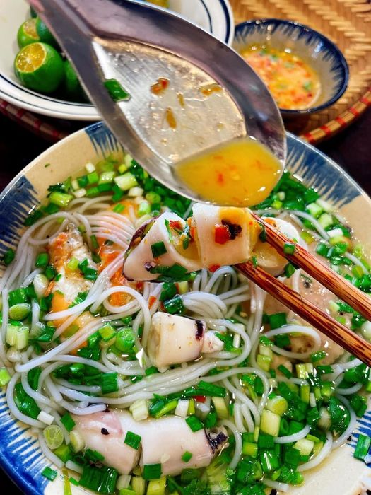 Quán Bổn Tiệm nổi tiếng với hương vị thơm ngon đặc trưng của món bún quậy, là điểm đến không thể bỏ qua khi bạn ghé thăm Bến Tre.