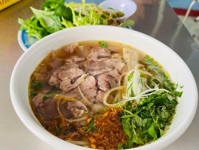 Bún bò Vũ Khánh vẫn thu hút thực khách bằng hương vị truyền thống.