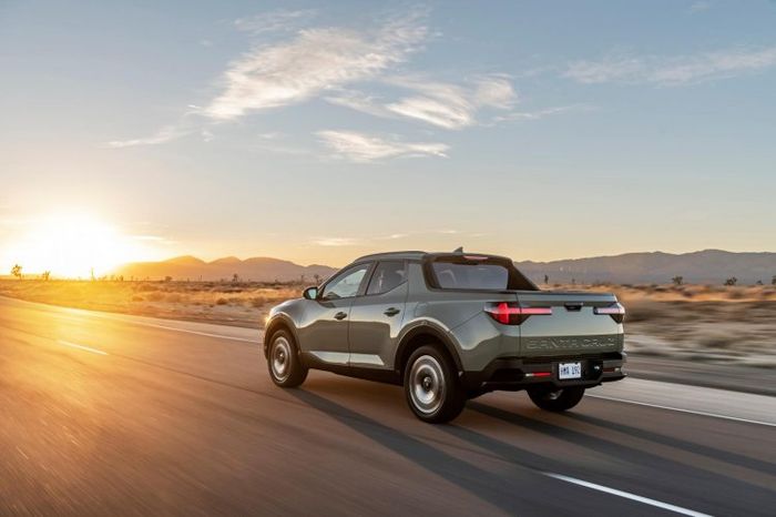 Hyundai Santa Cruz 2022 đoạt giải Xe bán tải hàng đầu hyundai-2022-santa-cruz-rear-left-sunset-9b3a.jpg