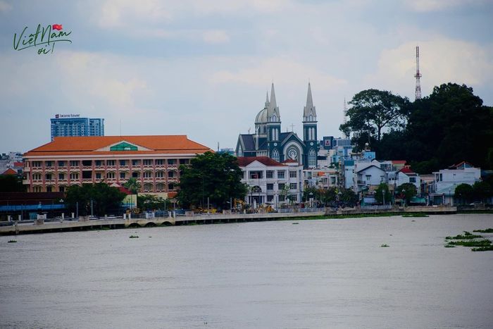 Mê mẩn với khung cảnh tuyệt vời của Nhà thờ Chánh tòa Phú Cường ở trung tâm Bình Dương 6