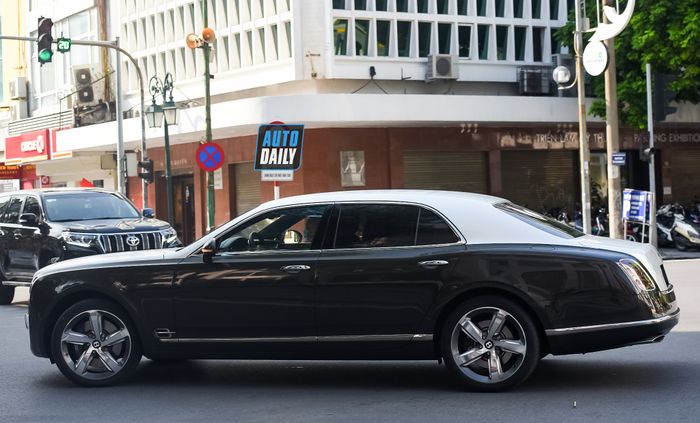 Sedan siêu sang Bentley Mulsanne Speed bị phát hiện có biển số giả tại Hà Nội 34.jpg