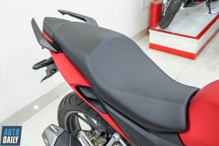 Chọn Yamaha FZ-150i hay Honda CB150R StreetFire 2019 dưới 85 triệu? honda-cb150r-streetfire-33.jpg