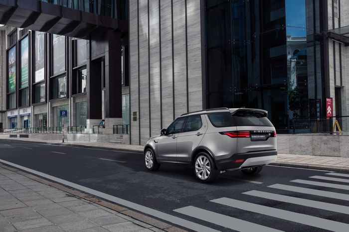 Land Rover Discovery 2021 chính thức ra mắt tại thị trường Việt Nam, với mức giá khởi điểm từ 4,54 tỷ đồng. Hình ảnh chiếc xe có thể được xem tại tập tin lr-disc-outdoor-10.jpg