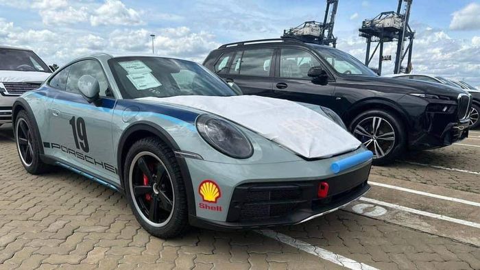 Chiếc Porsche 911 Dakar thứ hai trở về Việt Nam để khám phá Tây Bắc, kèm theo một chiếc Lamborghini Urus.