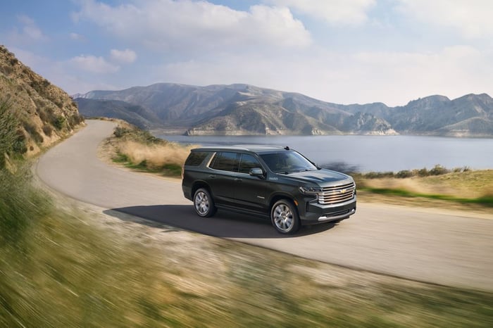 Chevrolet Suburban và Tahoe 2022: Mạnh mẽ hơn, an toàn hơn 2022-chevrolet-tahoe-high-country-101-1632768171.jpg