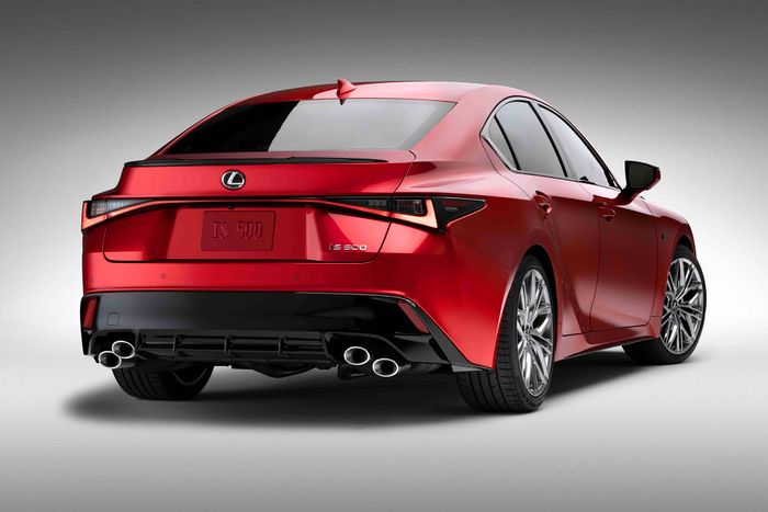 Lexus IS 500 F Sport Performance 2022 khởi điểm từ 56.500 USD với hình ảnh của mẫu xe.