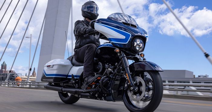 Harley-Davidson Street Glide 2021 với sơn đặc biệt, giới hạn 500 chiếc 2021-Harley-Davidson-Artic-Blast-Limited-Edition-Street-Glide-Special (1).jpg