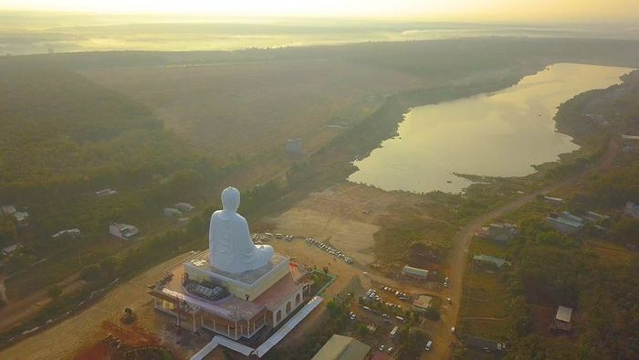 Chùa Phật Quốc Vạn Thành với tượng Phật cao 73m vẫn là điểm đến thu hút nhiều du khách.